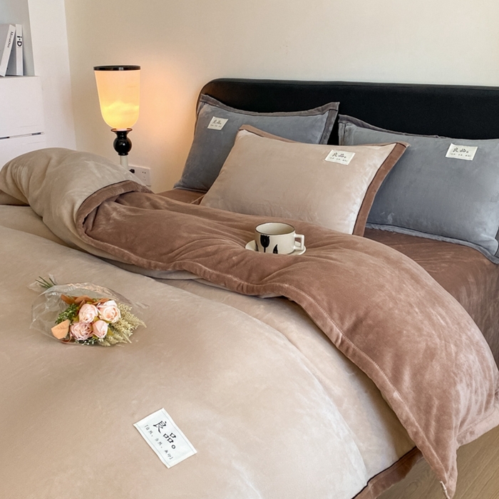 91家纺网 家纺一手货源 找家纺 澳梵家居 2024新款牛奶绒包边嵌绳款双拼四件套 杏仁配浅驼