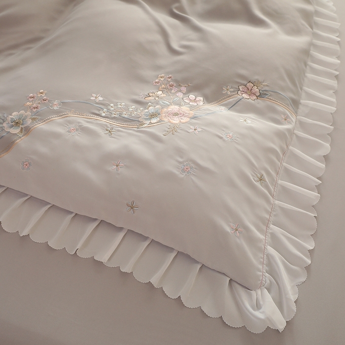 91家纺网 家纺一手货源 找家纺 艾米家居 2025新款秋冬加厚铂金磨毛刺绣花边四件套-花涧 花涧-浅灰