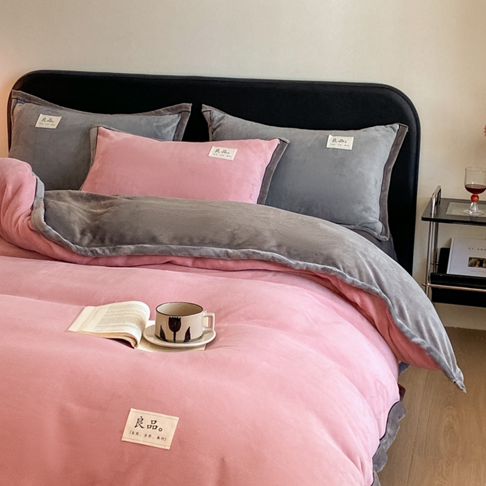 91家纺网 家纺一手货源 找家纺 澳梵家居 2024新款牛奶绒包边嵌绳款双拼四件套 豆沙粉拼星际灰