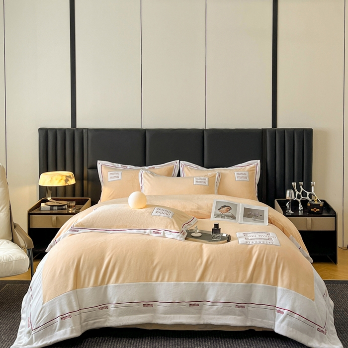 91家纺网 家纺一手货源 找家纺 苏木年华 2024新款无印良品风230克全消光牛奶绒大拼角压线刺绣四件套-塔莉 塔莉-黄