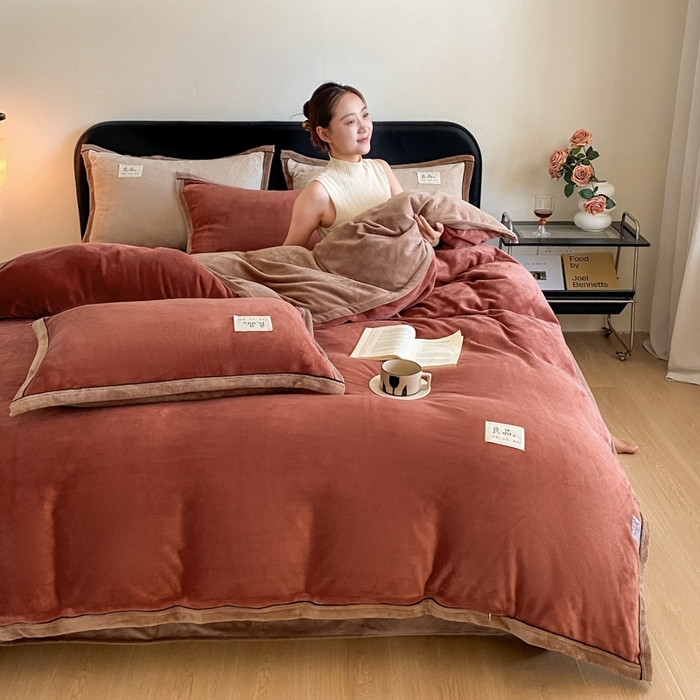 91家纺网 家纺一手货源 找家纺 澳梵家居 2024新款牛奶绒包边嵌绳款双拼四件套 晨曦红拼浅驼