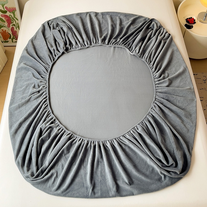 91家纺网 家纺一手货源 找家纺 言熙居 2024新款牛奶绒刺绣纯色360度全包床笠三件套 喵喵-灰