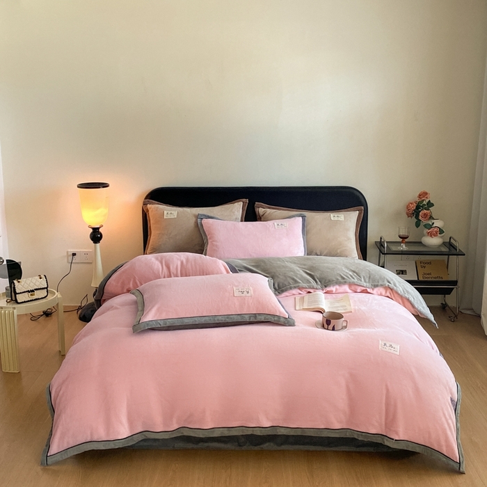 91家纺网 家纺一手货源 找家纺 澳梵家居 2024新款牛奶绒包边嵌绳款双拼四件套 水粉拼星际灰