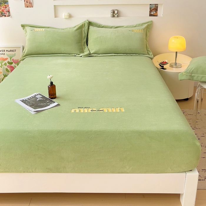 91家纺网 家纺一手货源 找家纺 言熙居 2024新款牛奶绒刺绣纯色360度全包床笠三件套 喵喵-绿