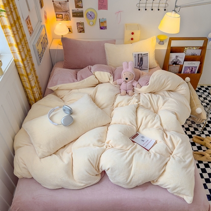 91家纺网 家纺一手货源 找家纺 2024新款高克重亲肤牛奶绒四件套-场景二 米黄豆沙