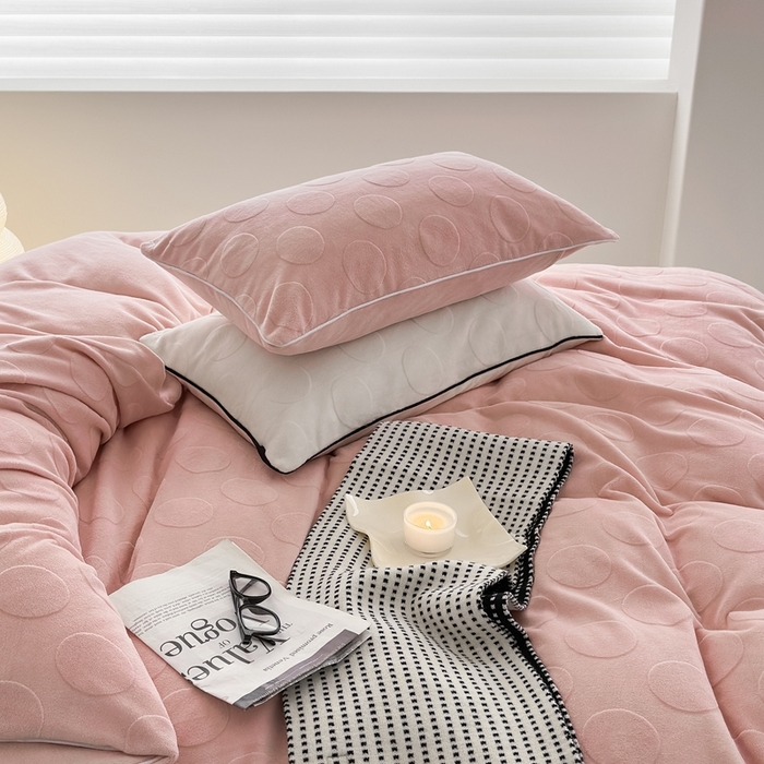 91家纺网 家纺一手货源 找家纺 潘朵拉家纺 2024新款雕花波点系列牛奶绒四件套 波尔卡-胭脂粉