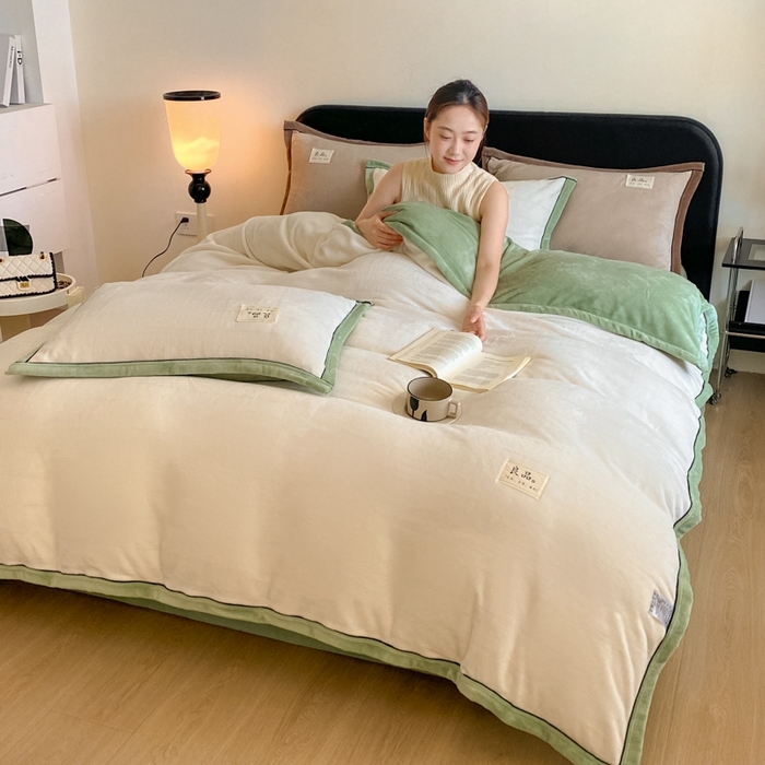 91家纺网 家纺一手货源 找家纺 澳梵家居 2024新款牛奶绒包边嵌绳款双拼四件套 奶白拼清新绿