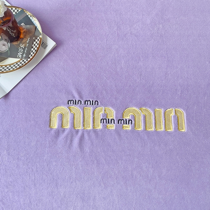 91家纺网 家纺一手货源 找家纺 言熙居 2024新款牛奶绒刺绣纯色360度全包床笠三件套 喵喵-紫