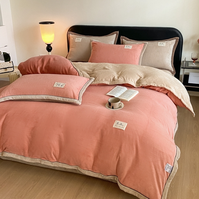 91家纺网 家纺一手货源 找家纺 澳梵家居 2024新款牛奶绒包边嵌绳款双拼四件套 橙色拼米咖