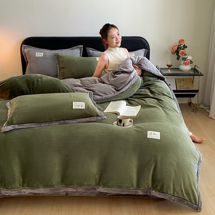 91家纺网 家纺一手货源 找家纺 澳梵家居 2024新款牛奶绒包边嵌绳款双拼四件套 橄榄绿拼星际灰