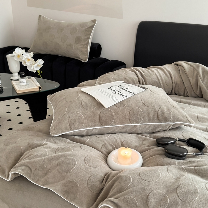 91家纺网 家纺一手货源 找家纺 潘朵拉家纺 2024新款雕花波点系列牛奶绒四件套 波尔卡-橄榄灰