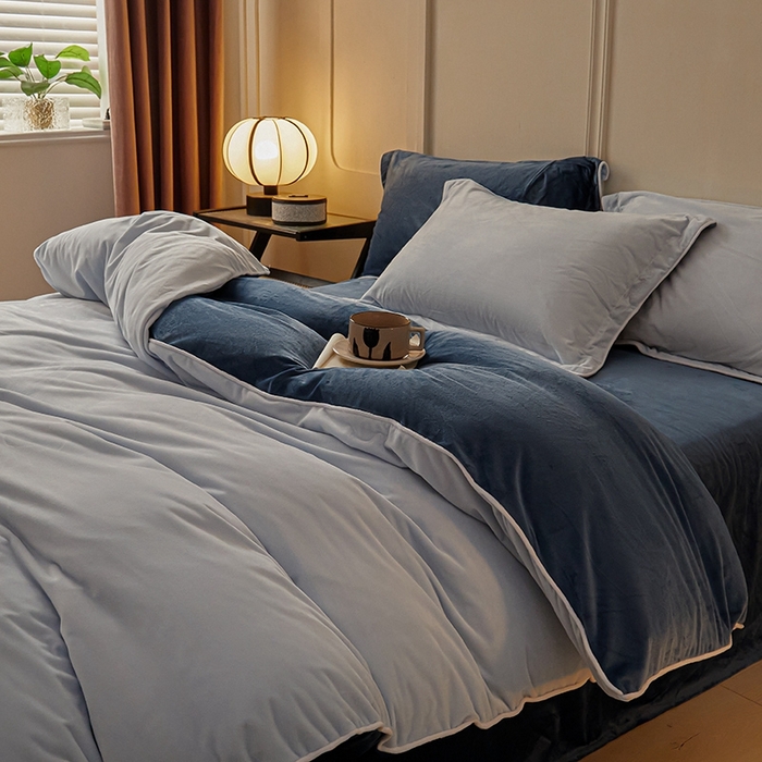 91家纺网 家纺一手货源 找家纺 澳梵家居 澳梵家居 2024新款A类宝宝绒嵌绳款四件套--【雅致系列】 浅灰+深蓝