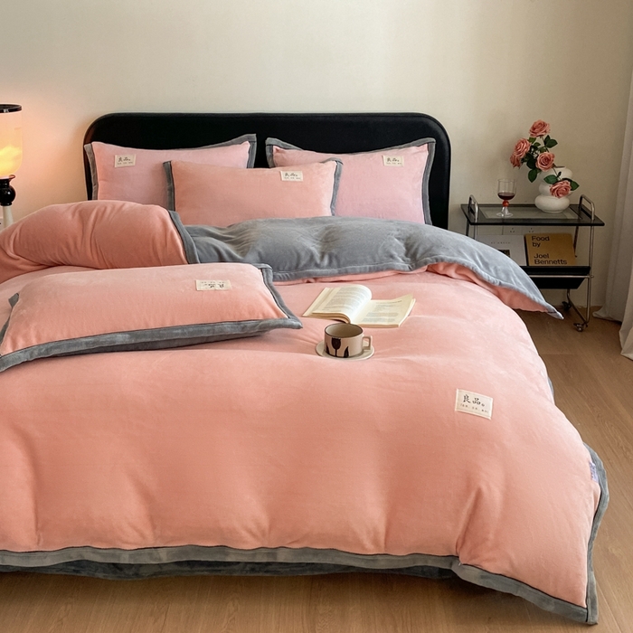 91家纺网 家纺一手货源 找家纺 澳梵家居 2024新款牛奶绒包边嵌绳款双拼四件套 粉玉拼星际灰