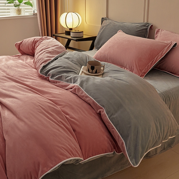 91家纺网 家纺一手货源 找家纺 澳梵家居 澳梵家居 2024新款A类宝宝绒嵌绳款四件套--【雅致系列】 橘粉+灰