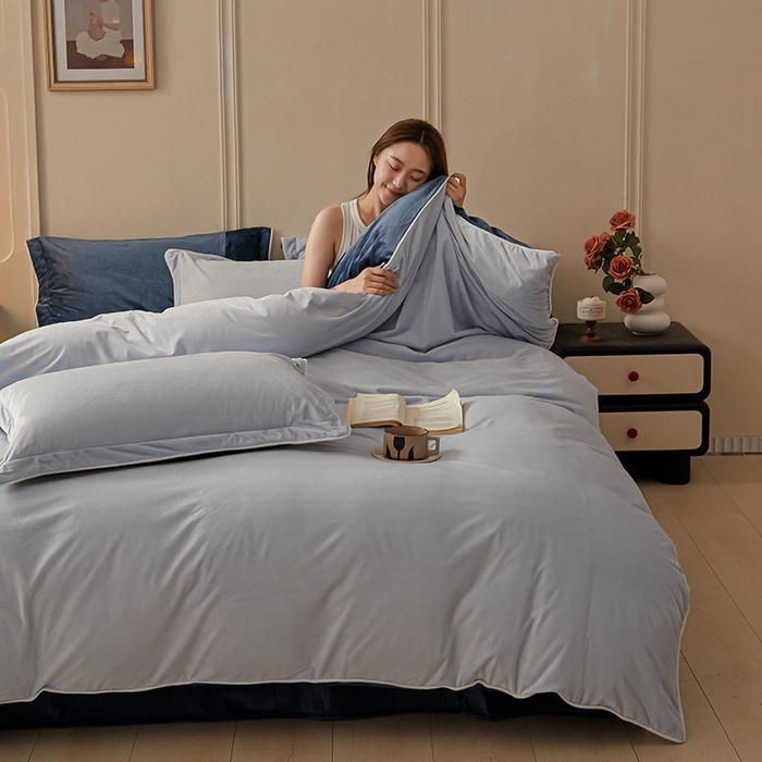 91家纺网 家纺一手货源 找家纺 澳梵家居 澳梵家居 2024新款A类宝宝绒嵌绳款四件套--【雅致系列】 浅灰+深蓝