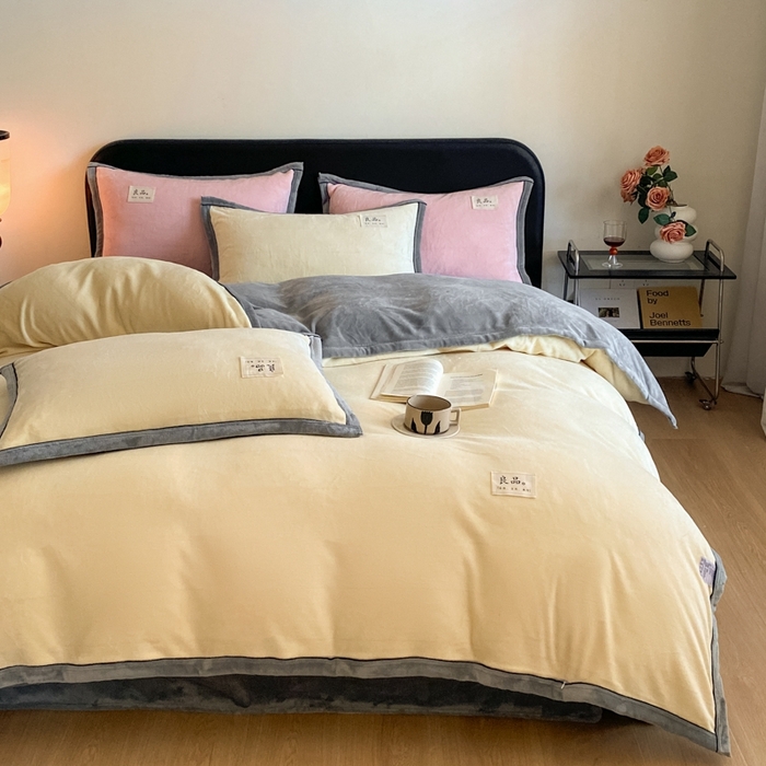 91家纺网 家纺一手货源 找家纺 澳梵家居 2024新款牛奶绒包边嵌绳款双拼四件套 嫩黄拼星际灰