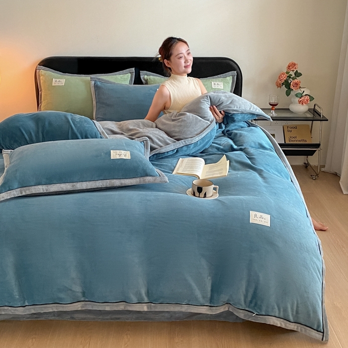 91家纺网 家纺一手货源 找家纺 澳梵家居 2024新款牛奶绒包边嵌绳款双拼四件套 复古蓝拼星际灰