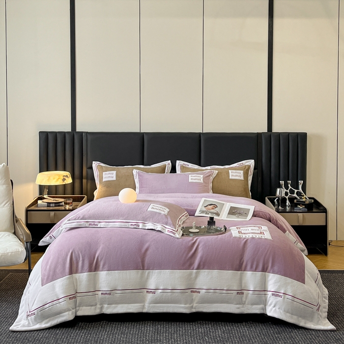 91家纺网 家纺一手货源 找家纺 苏木年华 2024新款无印良品风230克全消光牛奶绒大拼角压线刺绣四件套-塔莉 塔莉-紫