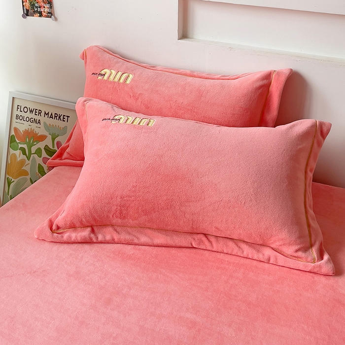 91家纺网 家纺一手货源 找家纺 言熙居 2024新款牛奶绒刺绣纯色360度全包床笠三件套 喵喵-玉