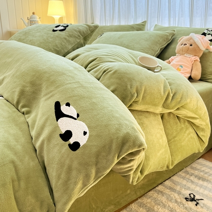 91家纺网 家纺一手货源 找家纺 首尔家纺 2024新款卡通牛奶绒毛巾绣四件套 熊猫-竹叶绿