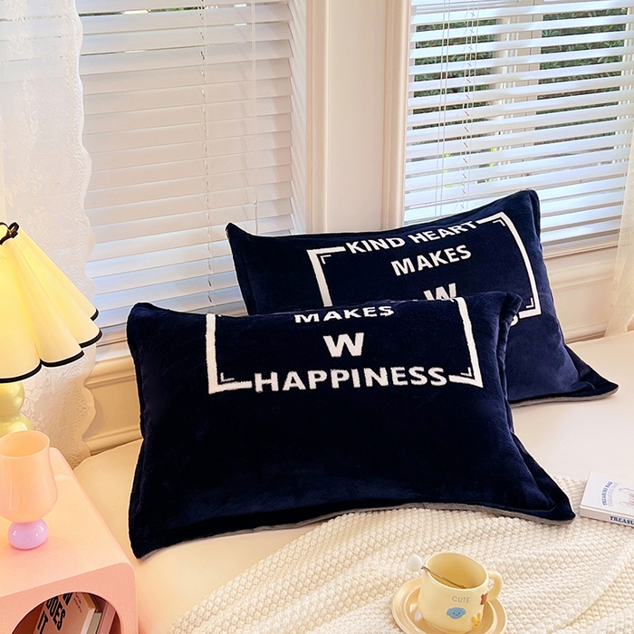 91家纺网 家纺一手货源 找家纺 梦舒羽 2025新款冬季法莱绒枕套牛奶绒枕头套单人宿舍珊瑚绒枕芯套 开心一刻