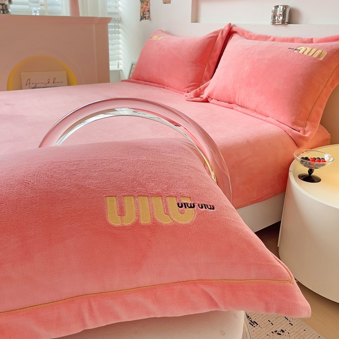 91家纺网 家纺一手货源 找家纺 言熙居 2024新款牛奶绒刺绣纯色360度全包床笠三件套 喵喵-玉