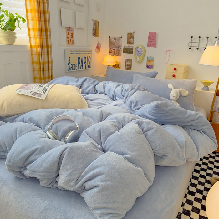 91家纺网 家纺一手货源 找家纺 2024新款高克重亲肤牛奶绒四件套-场景二 纯色雾蓝