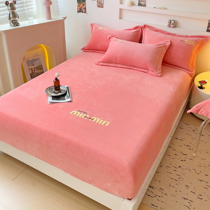 91家纺网 家纺一手货源 找家纺 言熙居 2024新款牛奶绒刺绣纯色360度全包床笠三件套 喵喵-玉