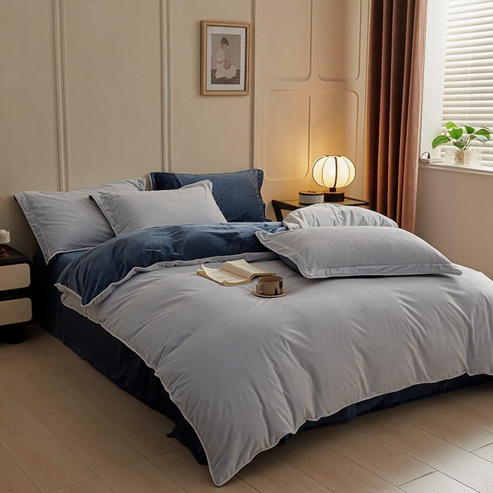 91家纺网 家纺一手货源 找家纺 澳梵家居 澳梵家居 2024新款A类宝宝绒嵌绳款四件套--【雅致系列】 浅灰+深蓝