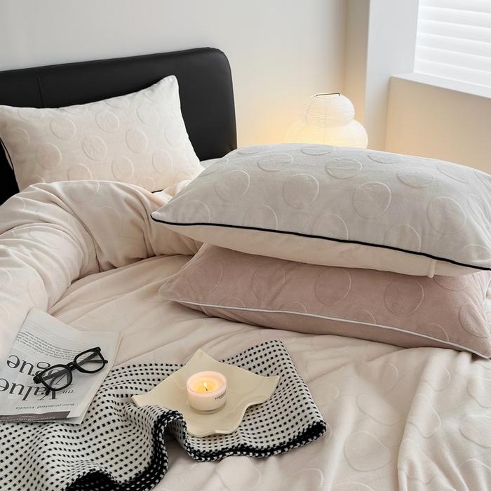 91家纺网 家纺一手货源 找家纺 潘朵拉家纺 2024新款雕花波点系列牛奶绒四件套 波尔卡-奶白