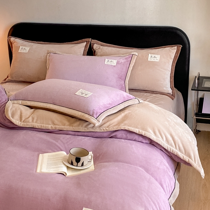 91家纺网 家纺一手货源 找家纺 澳梵家居 2024新款牛奶绒包边嵌绳款双拼四件套 芋泥紫拼米咖