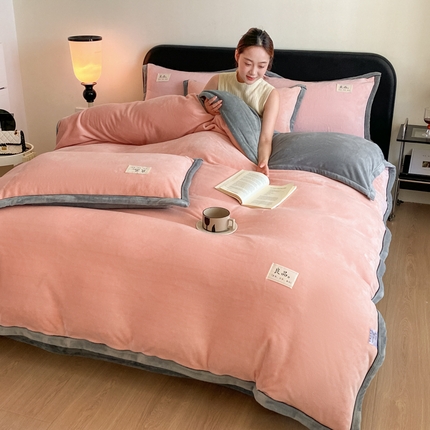 91家纺网 家纺一手货源 找家纺 澳梵家居 2024新款牛奶绒包边嵌绳款双拼四件套 粉玉拼星际灰