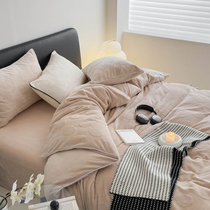 91家纺网 家纺一手货源 找家纺 潘朵拉家纺 2024新款雕花波点系列牛奶绒四件套 波尔卡-奶驼