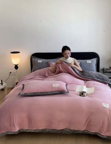 91家纺网 家纺一手货源 找家纺 澳梵家居 2024新款牛奶绒包边嵌绳款双拼四件套 豆沙粉拼星际灰