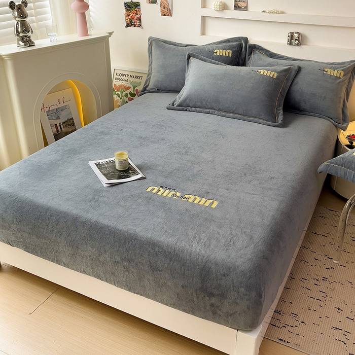 91家纺网 家纺一手货源 找家纺 言熙居 2024新款牛奶绒刺绣纯色360度全包床笠三件套 喵喵-灰