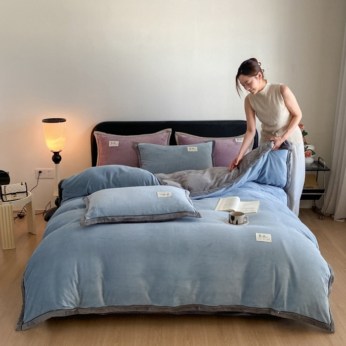 91家纺网 家纺一手货源 找家纺 澳梵家居 2024新款牛奶绒包边嵌绳款双拼四件套 柔情蓝拼星际灰