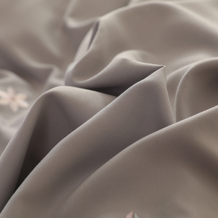 91家纺网 家纺一手货源 找家纺 艾米家居 2025新款秋冬加厚铂金磨毛刺绣花边四件套-花涧 花涧-浅灰