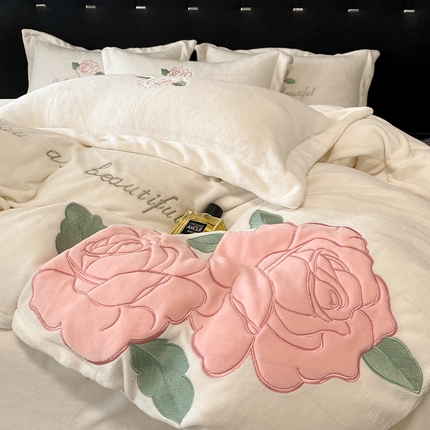 你好美丽 2025新款A类200克牛奶绒雅漾大版贴布绣四件套 雅漾白