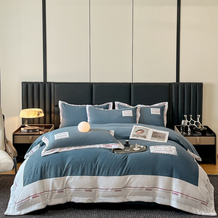 91家纺网 家纺一手货源 找家纺 苏木年华 2024新款无印良品风230克全消光牛奶绒大拼角压线刺绣四件套-塔莉 塔莉-深蓝