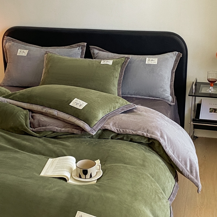 91家纺网 家纺一手货源 找家纺 澳梵家居 2024新款牛奶绒包边嵌绳款双拼四件套 橄榄绿拼星际灰