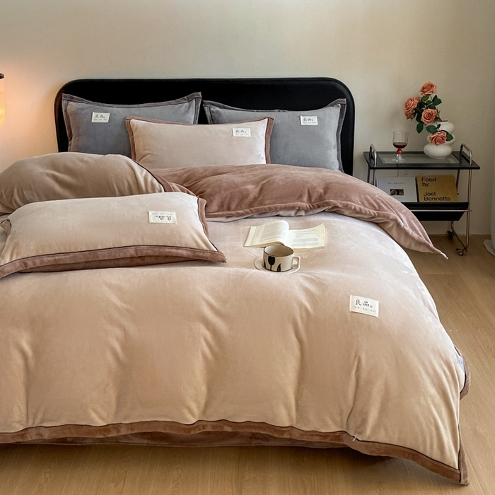 91家纺网 家纺一手货源 找家纺 澳梵家居 2024新款牛奶绒包边嵌绳款双拼四件套 杏仁配浅驼