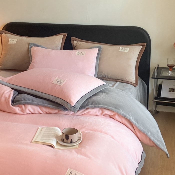 91家纺网 家纺一手货源 找家纺 澳梵家居 2024新款牛奶绒包边嵌绳款双拼四件套 水粉拼星际灰