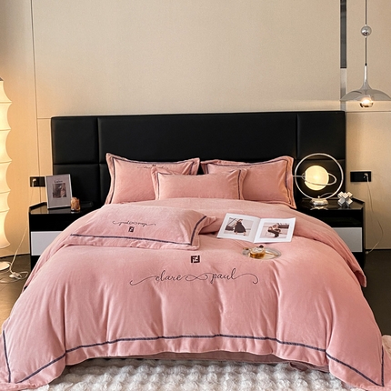 91家纺网 家纺一手货源 找家纺 万盛家纺 2025新款牛奶绒织带宽边绣花四件套 肉粉