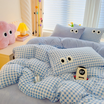 91家纺网 家纺一手货源 找家纺 2024新款牛奶绒毛巾绣四件套-超大大眼睛系列 大眼睛蓝格子