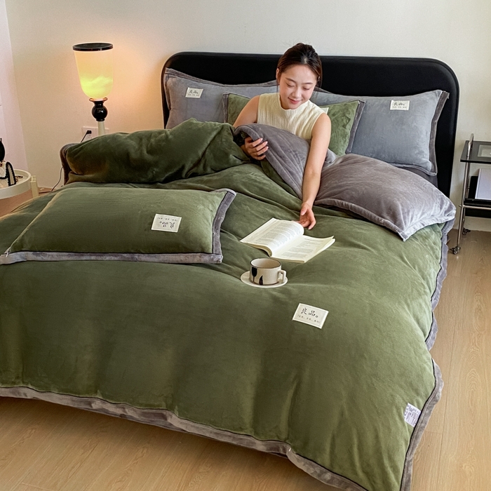 91家纺网 家纺一手货源 找家纺 澳梵家居 2024新款牛奶绒包边嵌绳款双拼四件套 橄榄绿拼星际灰