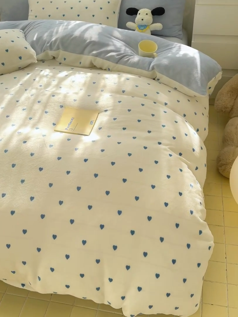 91家纺网 家纺一手货源 找家纺 2024新款高克重亲肤牛奶绒四件套-场景一 蓝爱心