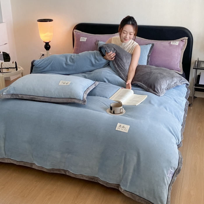 91家纺网 家纺一手货源 找家纺 澳梵家居 2024新款牛奶绒包边嵌绳款双拼四件套 柔情蓝拼星际灰