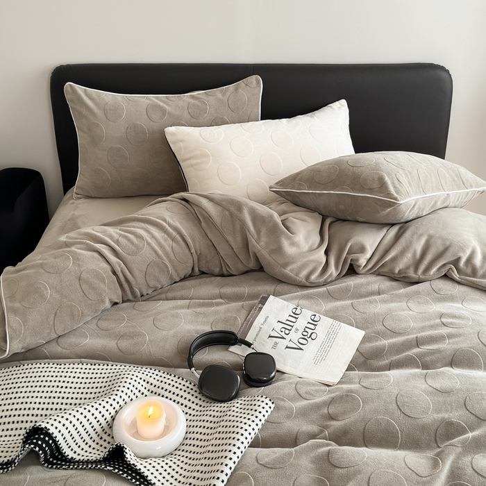 91家纺网 家纺一手货源 找家纺 潘朵拉家纺 2024新款雕花波点系列牛奶绒四件套 波尔卡-橄榄灰