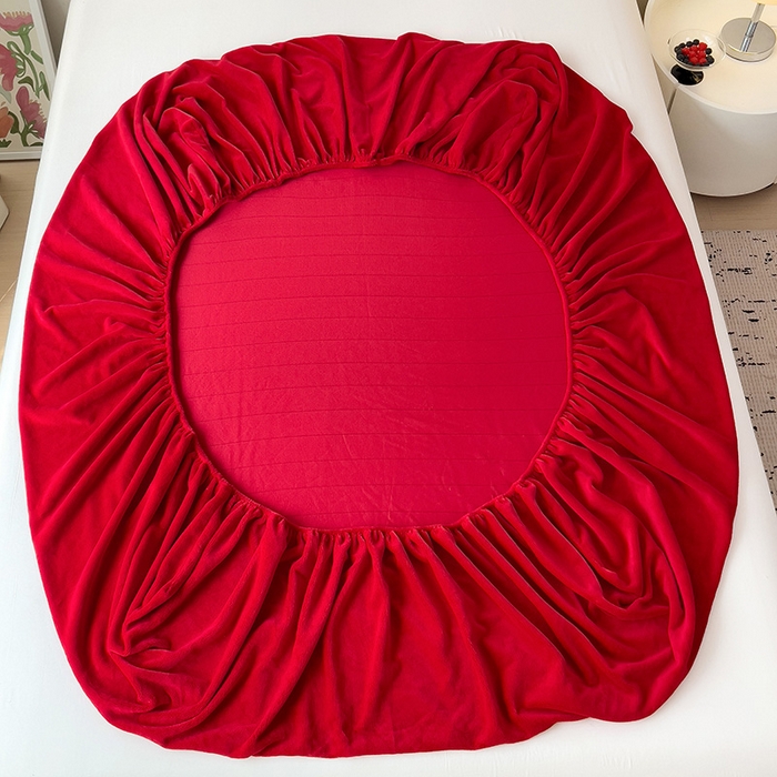 91家纺网 家纺一手货源 找家纺 言熙居 2024新款牛奶绒刺绣纯色360度全包床笠三件套 喵喵-红