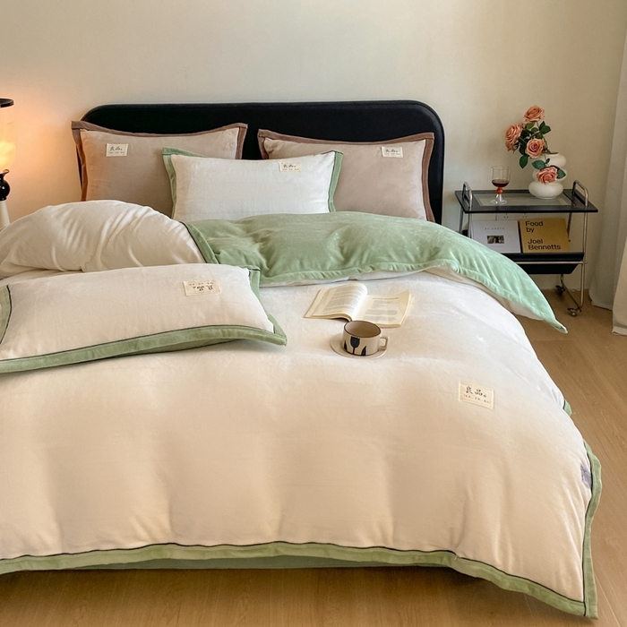 91家纺网 家纺一手货源 找家纺 澳梵家居 2024新款牛奶绒包边嵌绳款双拼四件套 奶白拼清新绿